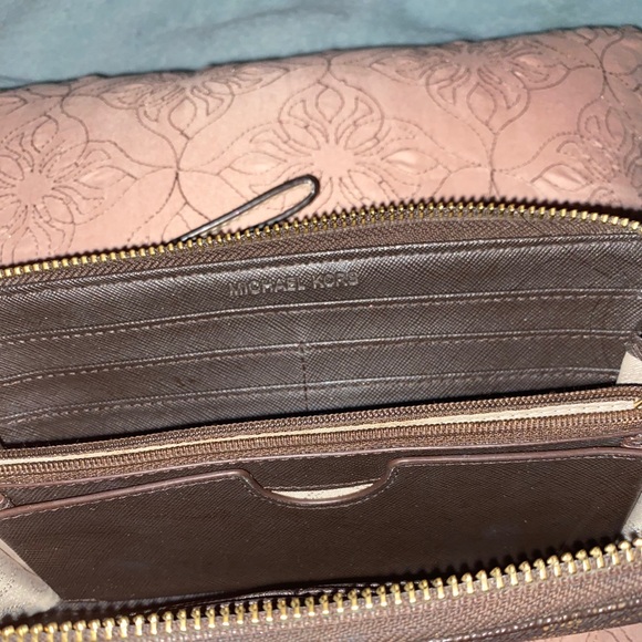 Michael Kors wallet with detachable wristlet - Picture 3 of 3